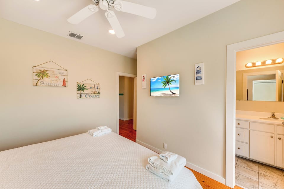 Relax in your bright bedroom with coastal vibes, featuring a ceiling fan and ensuite bathroom for ultimate comfort.