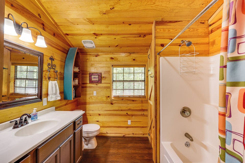 Bathroom | Towels Provided | Washer/Dryer
