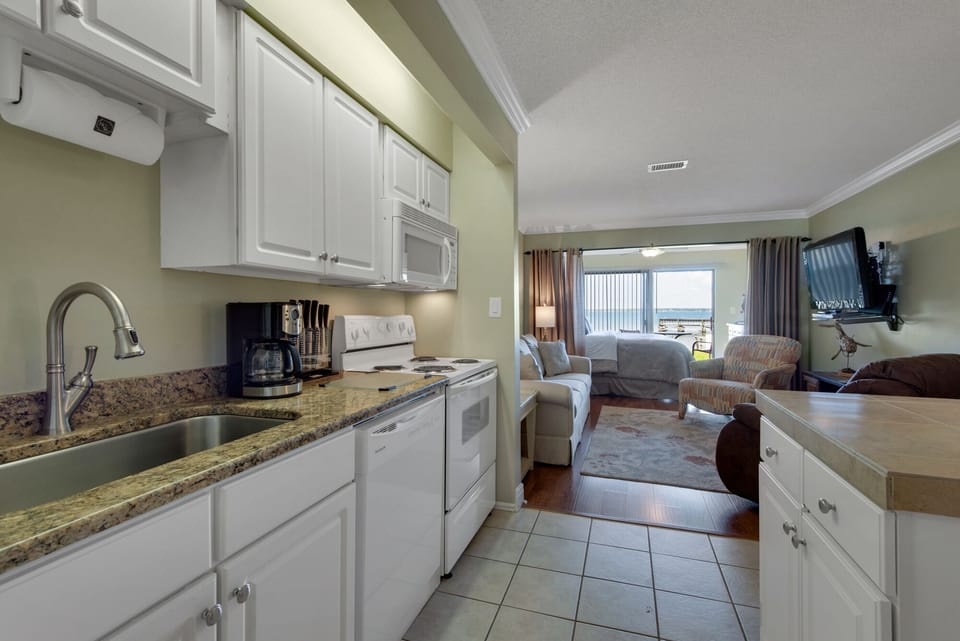 Full Stocked Kitchen w/ Full Size Appliances