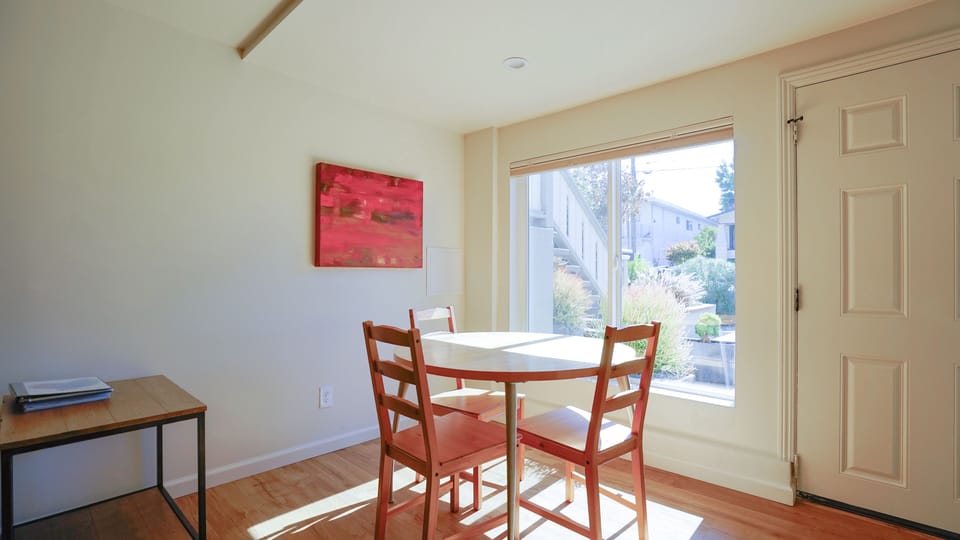 The dining room alcove with a view to the wonderful trees and plants. 