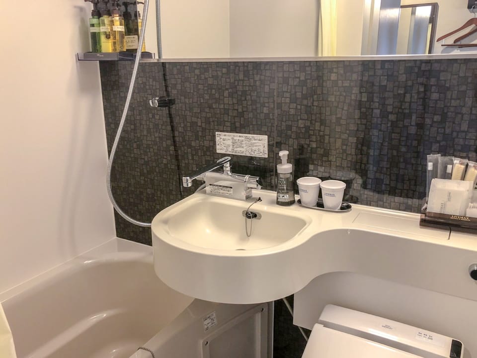 Combined shower/tub, deep soaking tub, free toiletries, hair dryer