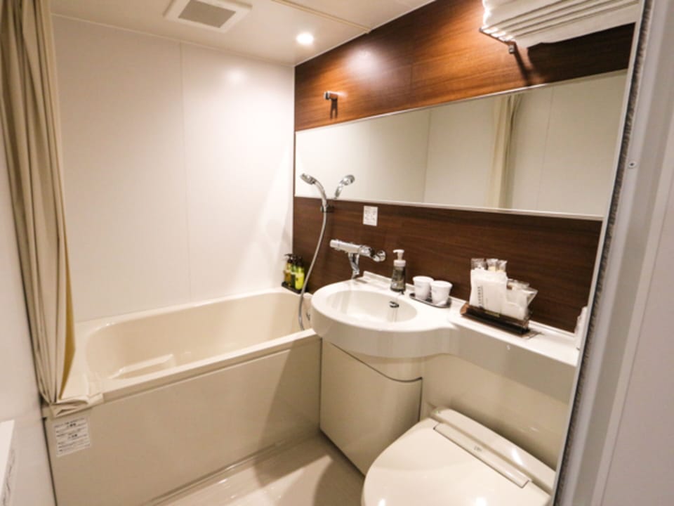 Combined shower/tub, deep soaking tub, free toiletries, hair dryer