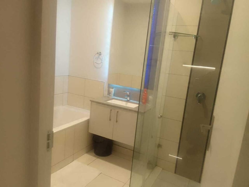 Executive Studio Suite, 1 Queen Bed, Private Bathroom | Bathroom | Shower, free toiletries, towels