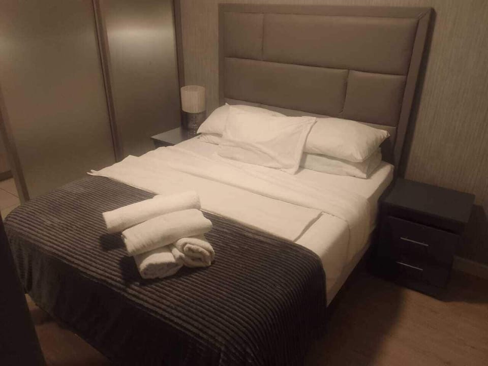 Executive Studio Suite, 1 Queen Bed, Private Bathroom | Individually furnished, iron/ironing board, free WiFi, bed sheets