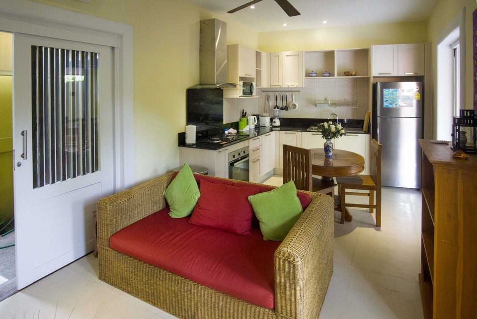 Air conditioning & large overhead fan in the Living & Dining area