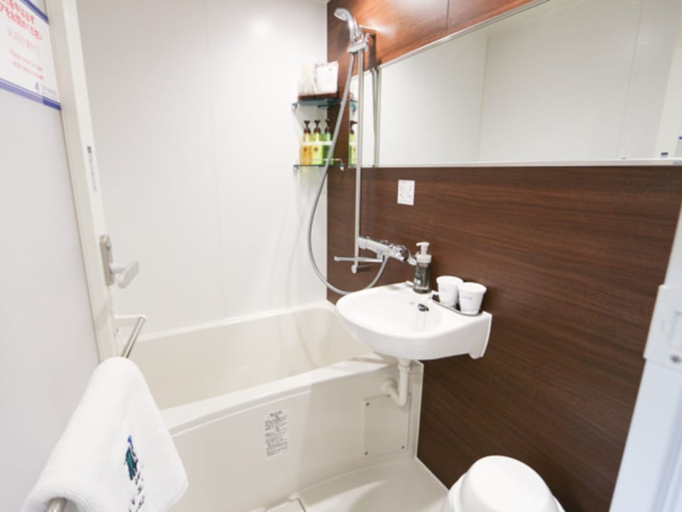 Combined shower/tub, deep soaking tub, free toiletries, hair dryer