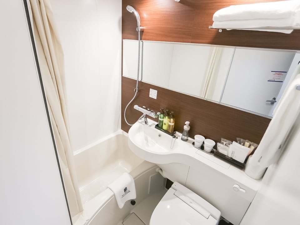 Combined shower/tub, deep soaking tub, free toiletries, hair dryer