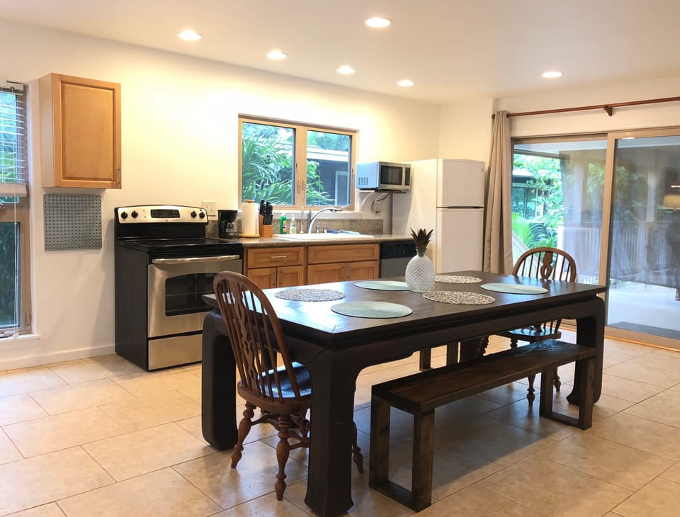 Full kitchen and 7 feet solid table.