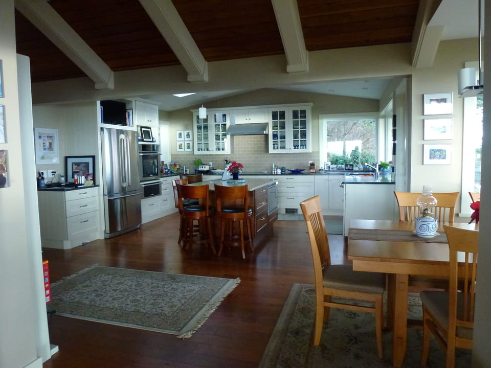 Beautiful, spacious, fully equipped high-end kitchen, stainless steel appliances