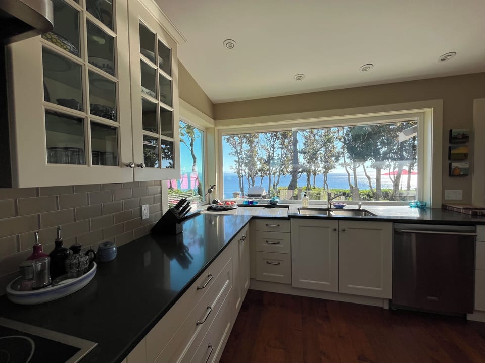 High end kitchen: induction range, cooking oils/spices/herbs provided; deck /BBQ
