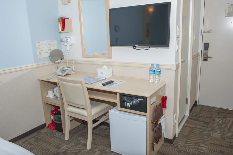 Twin Room, Non Smoking | Desk, free WiFi