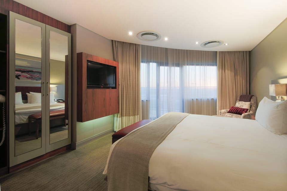 Premium Room, 1 King Bed | Premium bedding, in-room safe, desk, soundproofing