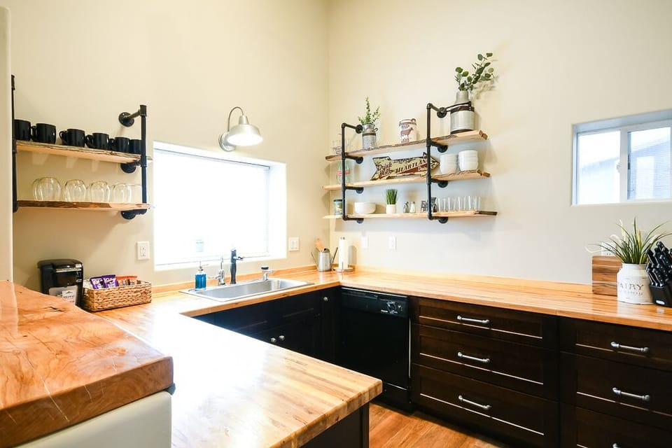  Kitchen Area with Complimentary Coffee, Tea