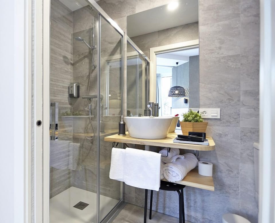 Suite | Bathroom | Combined shower/tub, free toiletries, hair dryer, towels