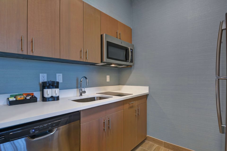 Full-size fridge, microwave, stovetop, dishwasher