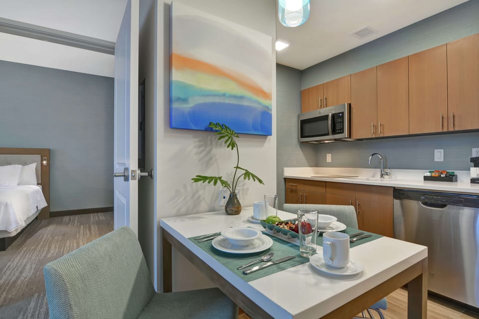 Full-size fridge, microwave, stovetop, dishwasher