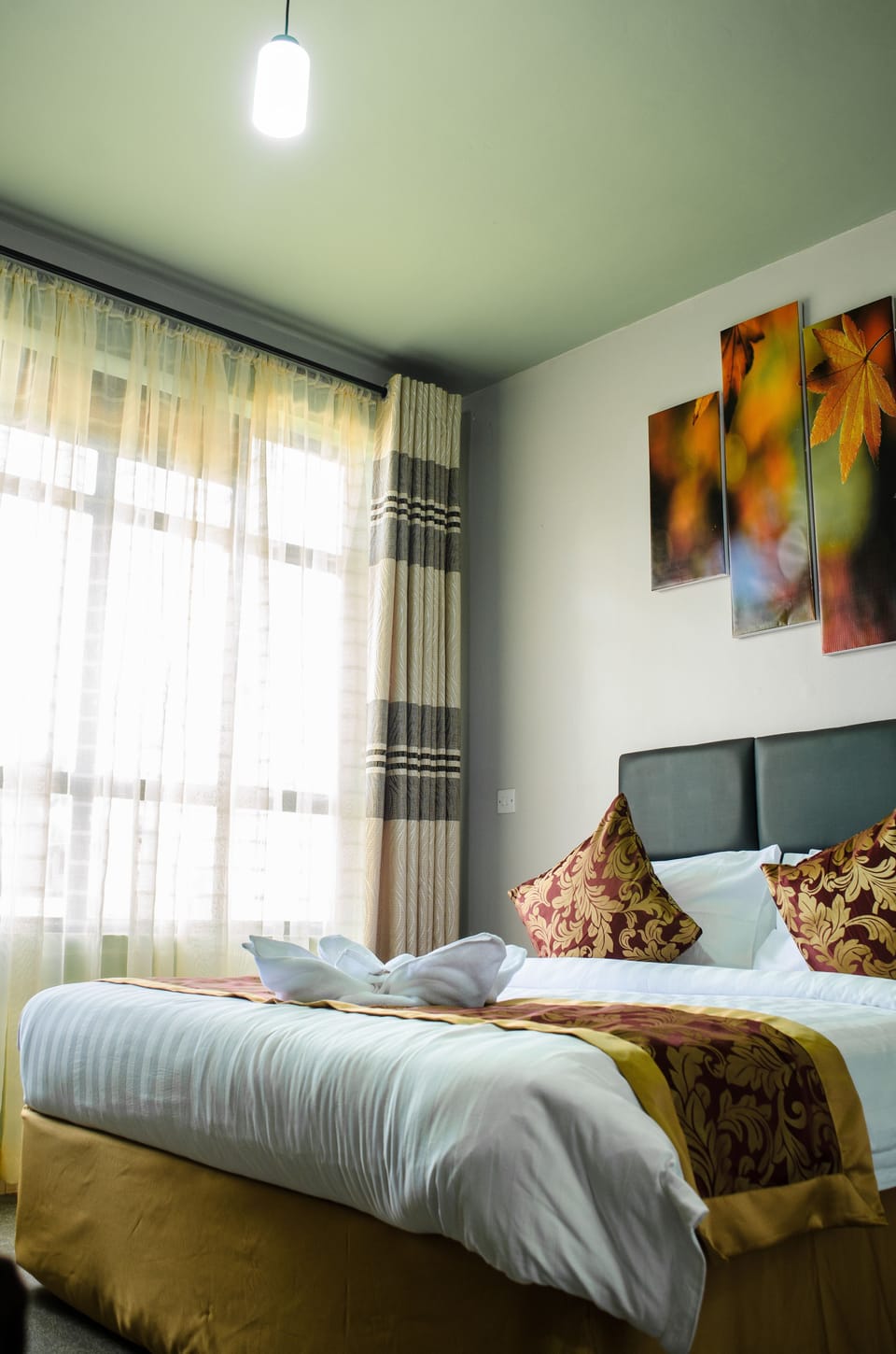 4 bedrooms, Egyptian cotton sheets, premium bedding, memory foam beds