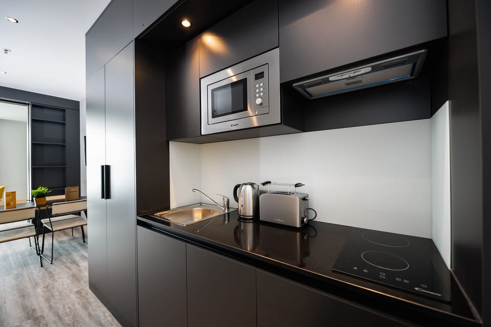 Studio Twin Apartment | In-room safe, desk, laptop workspace, blackout drapes