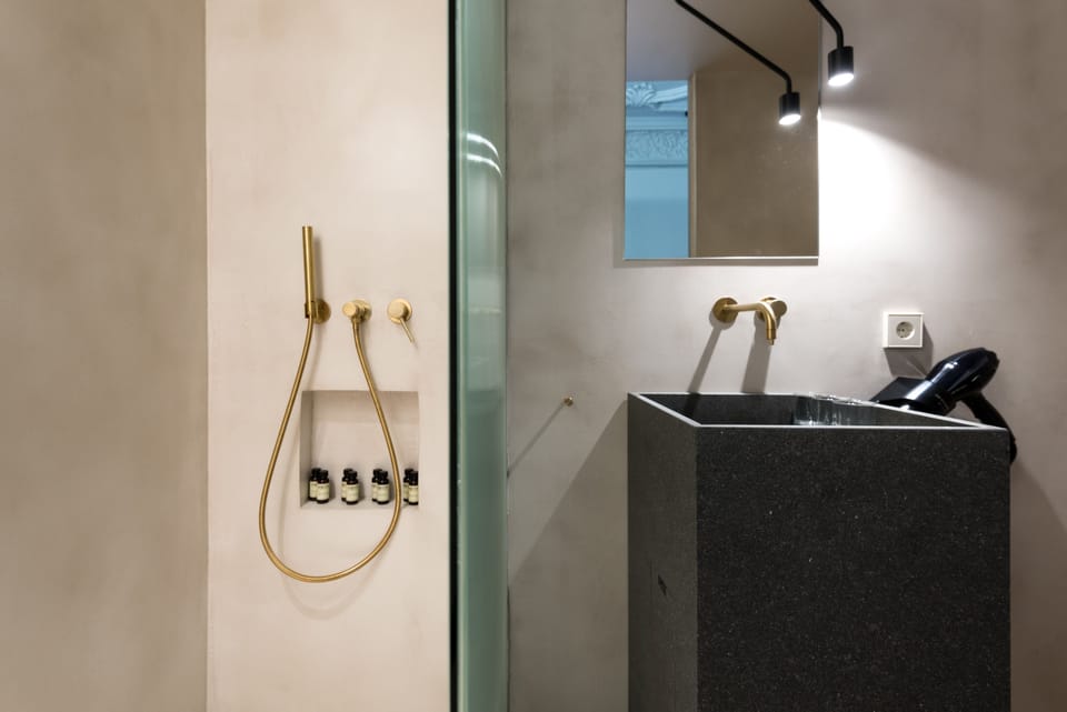 Shower, rainfall showerhead, free toiletries, hair dryer