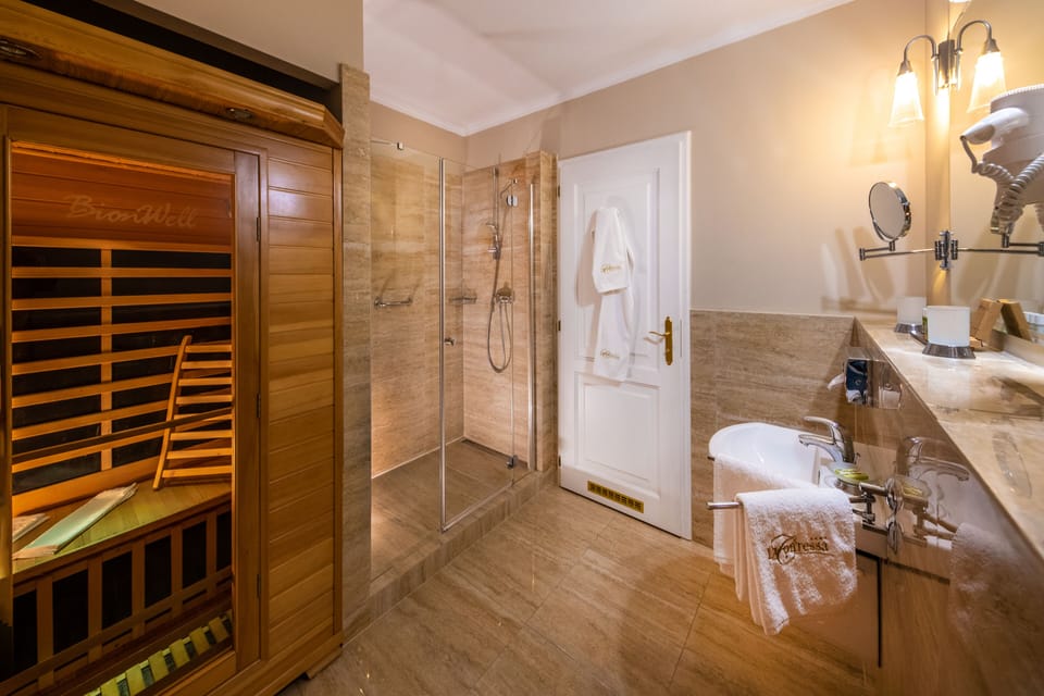 Deluxe room in Mansion house | Bathroom | Shower, hair dryer, bathrobes, towels