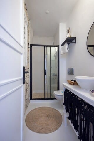 Deluxe Suite, Courtyard View | Bathroom | Shower, hair dryer, towels, soap