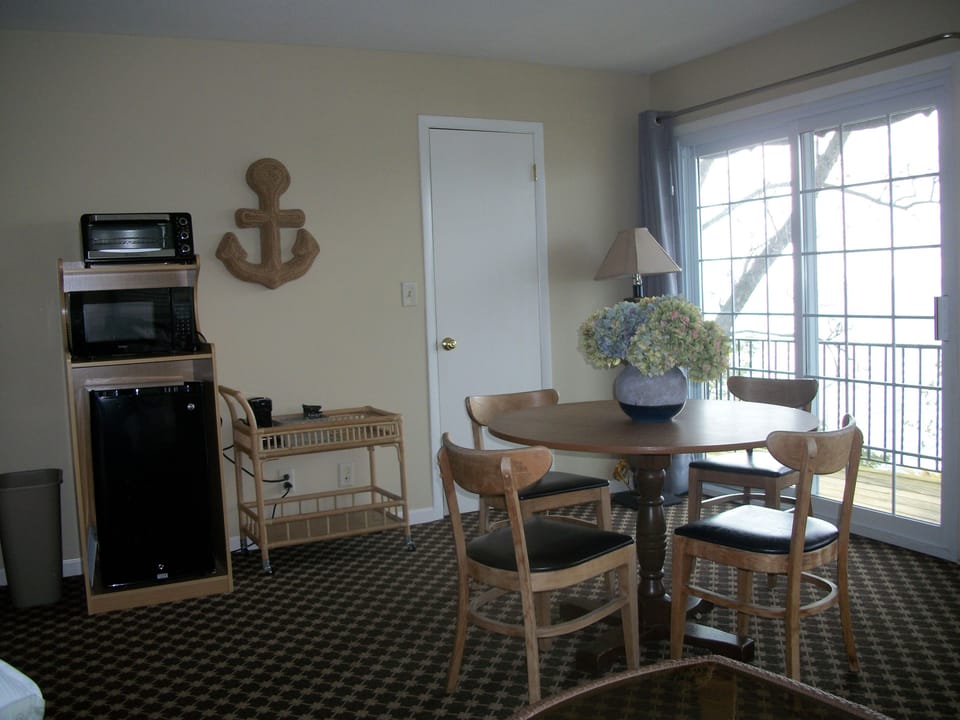 Studio, Balcony, Lake View (Surfside 3) | Living area
