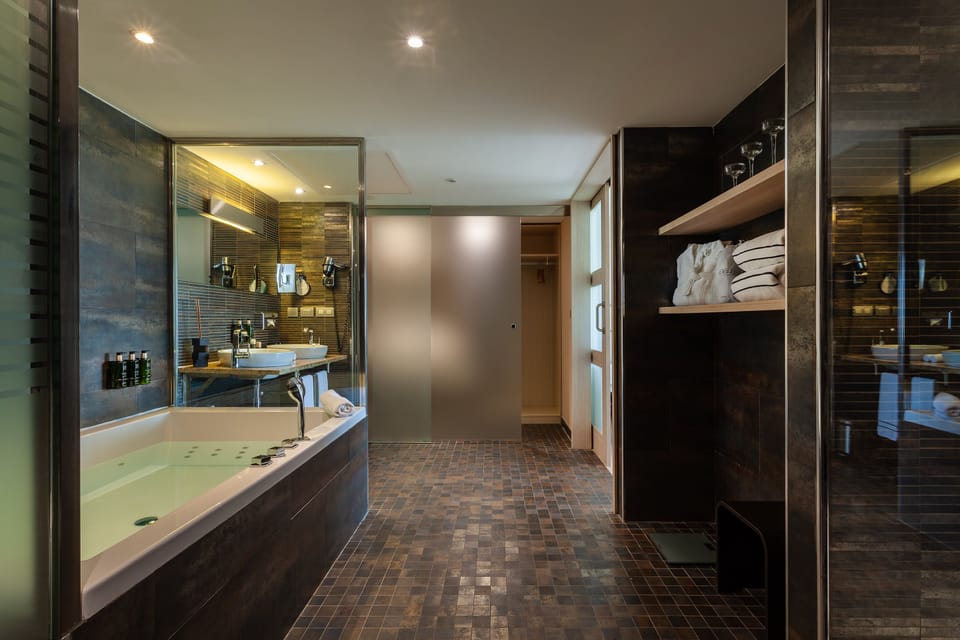 Junior Suite (EXECUTIVE THE LEVEL) | Bathroom | Rainfall showerhead, free toiletries, hair dryer, towels