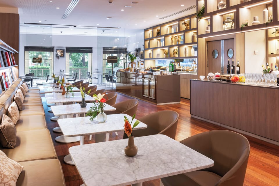 3 restaurants; breakfast and dinner served