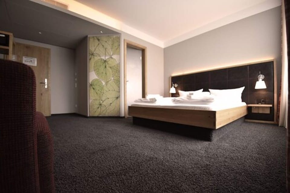 Standard Room | Minibar, in-room safe, desk, blackout drapes