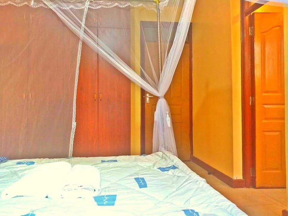 Deluxe Room | Iron/ironing board, free WiFi, bed sheets