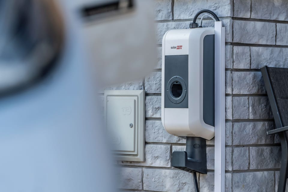 Electric vehicle charging station