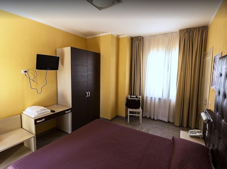 Double Room | In-room safe, desk, bed sheets