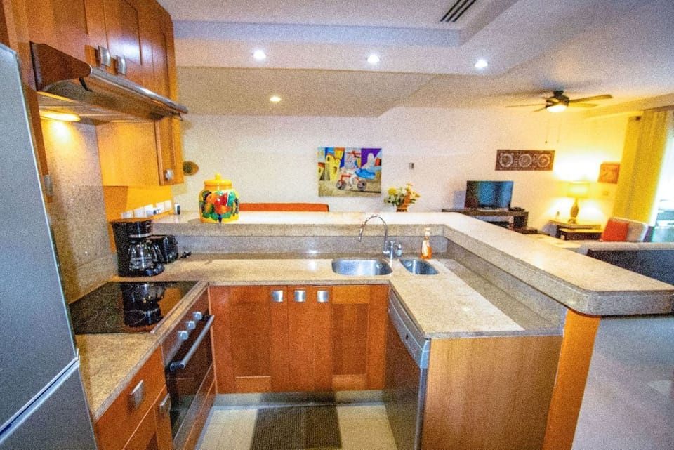 Microwave, dishwasher, coffee/tea maker, electric kettle