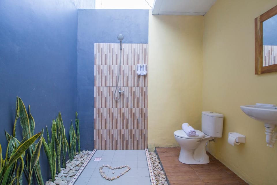 Shower, rainfall showerhead, free toiletries, bidet