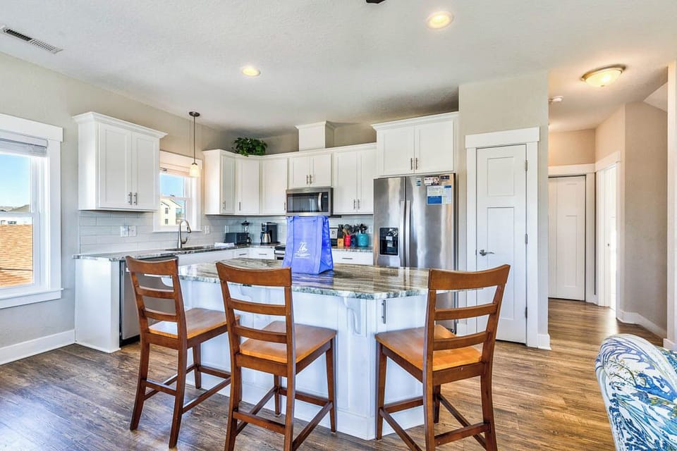 Mid-Level Kitchen with Bar (seats 3)