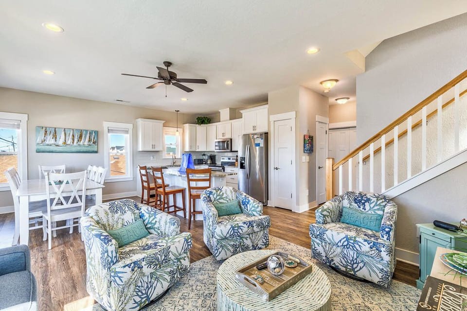 Mid-Level Living Room with Deck Access