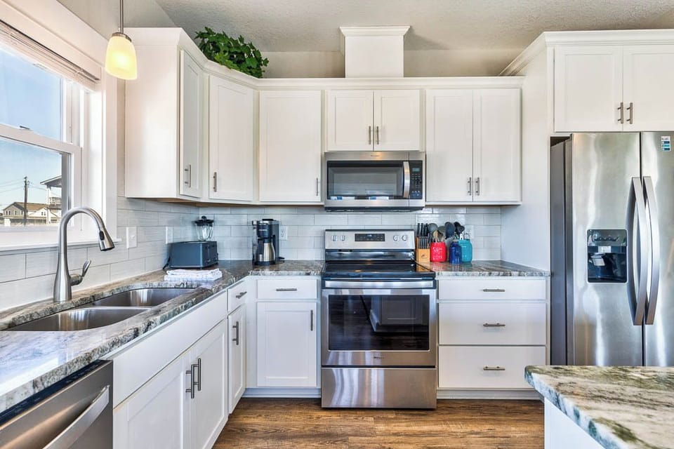 Mid-Level Kitchen with Bar (seats 3)