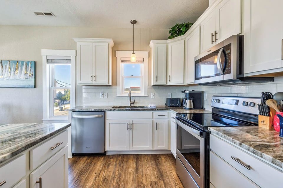 Mid-Level Kitchen with Bar (seats 3)