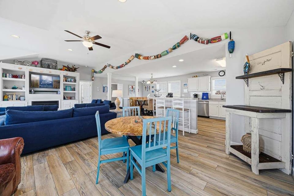 Top-Level Living Room with Additional Table (seats 4)