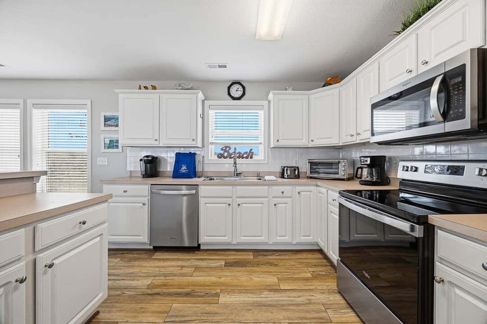Top-Level Kitchen with Bar (seats 4)