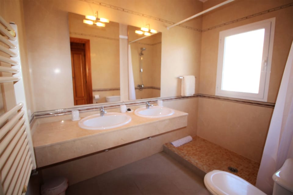 The en-suite bathroom for the master bedroom, with a large walk in shower. 