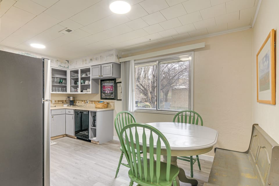 Dining Area | Dishes & Flatware Provided