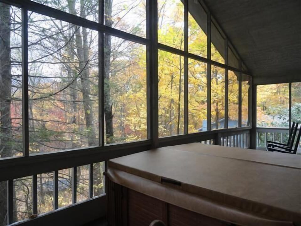 Woodland's Cabin, Hot Tub on Covered Porch