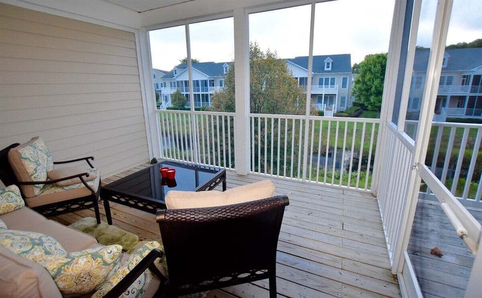 Huge Screened in Porch