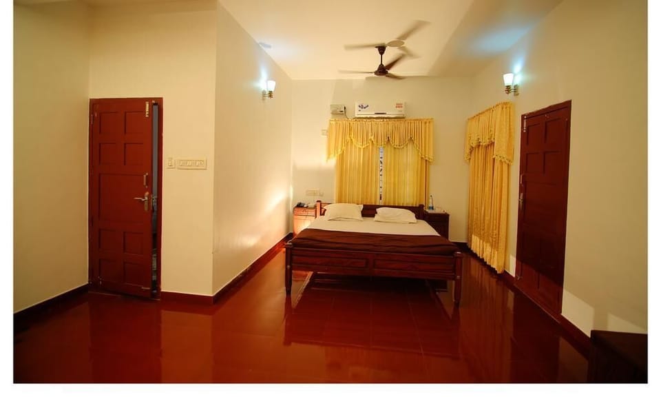 Deluxe Room | Blackout drapes, soundproofing, iron/ironing board, free WiFi