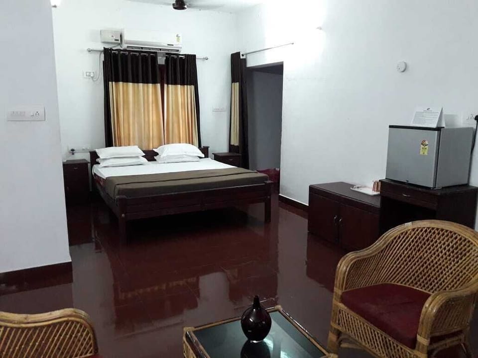 Deluxe Room | Blackout drapes, soundproofing, iron/ironing board, free WiFi