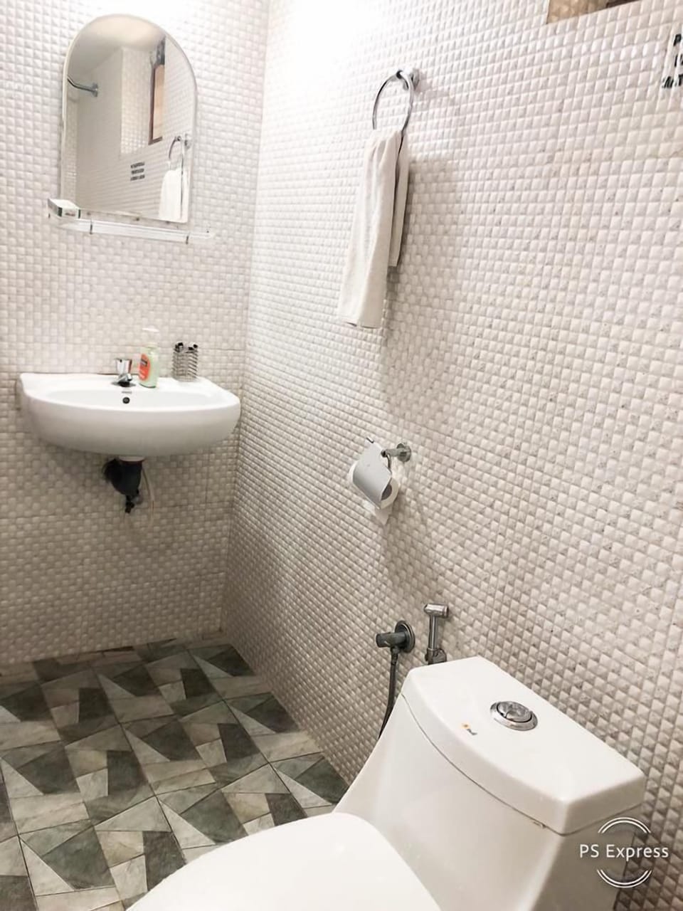 Deluxe Room | Bathroom | Shower, towels