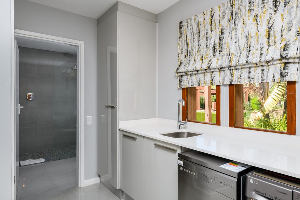Superior Villa, 1 Double Bed, Non Smoking | Bathroom | Shower, towels
