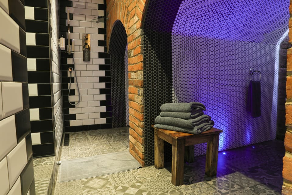 Deluxe Double Room, Ensuite (Room 7, No 8ight) | Bathroom | Free toiletries, hair dryer, towels, soap