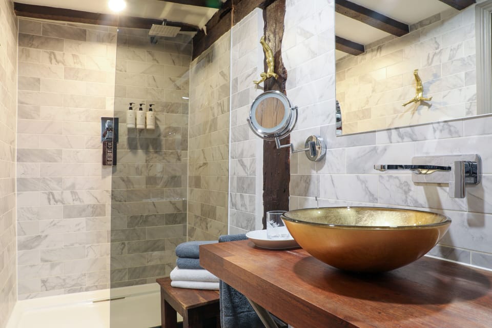 Exclusive Double Room, Ensuite ( Room 1, No 7even ) | Bathroom | Free toiletries, hair dryer, towels, soap